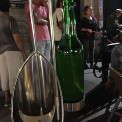 Sidrería Montañés - Escanciando sidra.