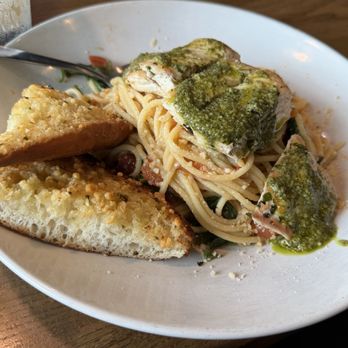 Rusty Bucket Restaurant and Tavern - Chicken Sunday Pesto Chicken Pasta with to die for garlic bread - American Near Me - Cincinnati, Ohio