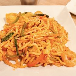 Pho Dui Bo - Special udon stir fry with shrimp, chicken and pork