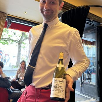 Les Éditeurs - Friendly Alex with a glass of wine. - French Near Me - Paris, 75 Les Éditeurs - Friendly Alex with a glass of wine. - French Near Me - Paris, 75