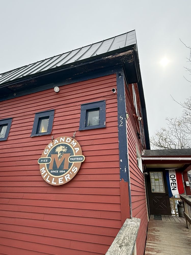 Grandma Miller's Pies & Pastries Logo