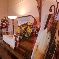 Tom's Flower Stop - The coffin spray and large bouquet.