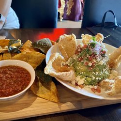 Appetizer: Guacamole, chips, salsa, with chicharrón.