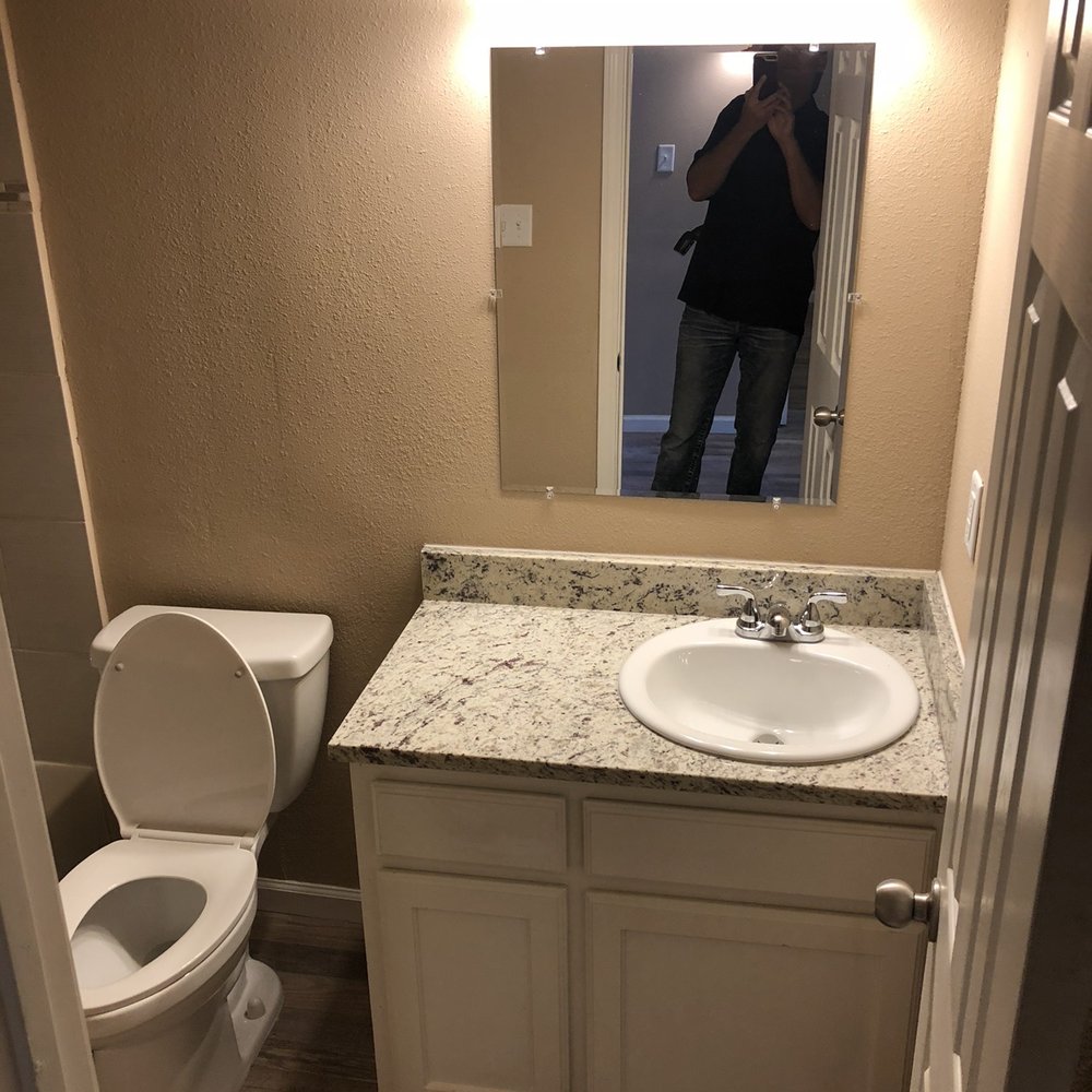 Colonial Apartments - Bathroom - Apartments Near Me - Paris, Texas