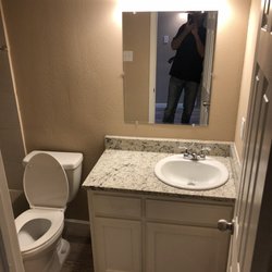 Colonial Apartments - Bathroom