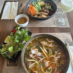 Miss Saigon Restaurante - Bun bo hue and bun thit nuong