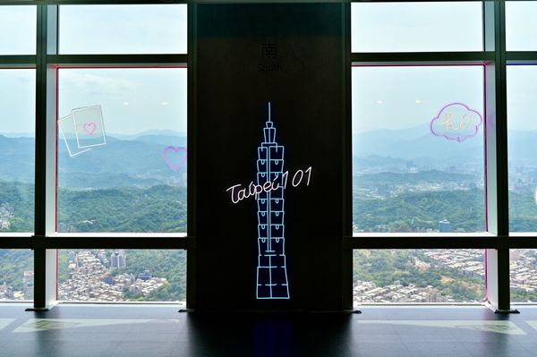 Taipei 101 by null
