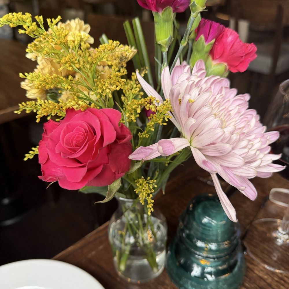 Riviera Scratch Kitchen - Fresh flowers on every table - New American Near Me - Glenwood Springs, Colorado