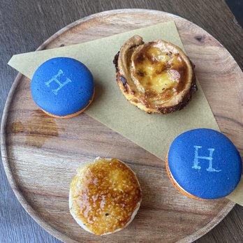 Tout Suite - Creme Brulee Macaron, Astros Fan Macaron, Pastel de Nata - Cafes Near Me - Houston, Texas