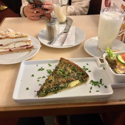 Dom-Cafe - Spinattörtchen, Sahnekuchen, heiße Milch mit Honig