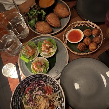 Wayla - Karipup Gai - curry puff (top), moo sarong - pork meatballs (right), tempura fish one (left), papaya salad (bottom) - Thai Near Me - New York, New York