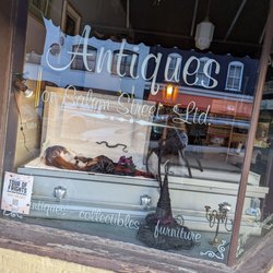 Antiques On Salem Street - Halloween Display
