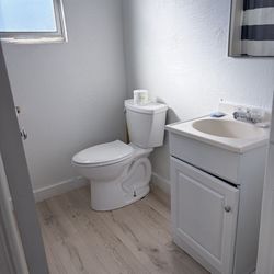Trail Motel - Actual bathroom photo