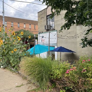 61C Cafe - patio - Cafes Near Me - Pittsburgh, Pennsylvania