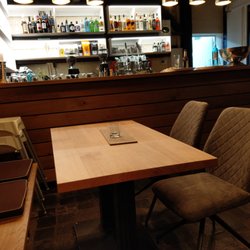 MiCa's GenießBar - Bar und weiche Stühle im Retrolook