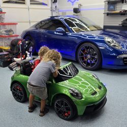 Kids Car Dealers - Green or blue, it's a Porsche 911