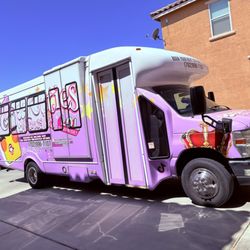 Kuties & Kupcakes Mobile Party Bus