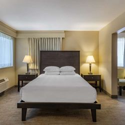 Best Western Plus Hood River Inn - Riverview King & Queen Suite