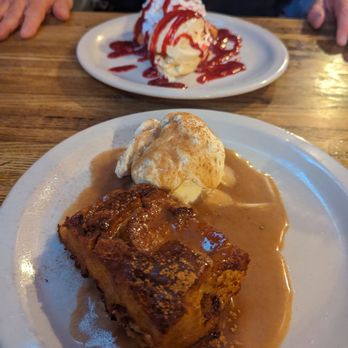 Blarney Stone Pub- Bismarck - Get the bread pudding! - Irish Pub Near Me - Bismarck, North Dakota