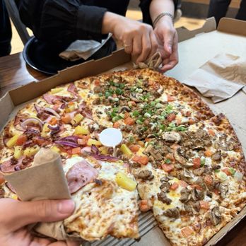 Round Table Pizza - Italian Garlic Supreme Pizza (Extra Large) - Pizza Near Me - Petaluma, California Round Table Pizza - Italian Garlic Supreme Pizza (Extra Large) - Pizza Near Me - Petaluma, California