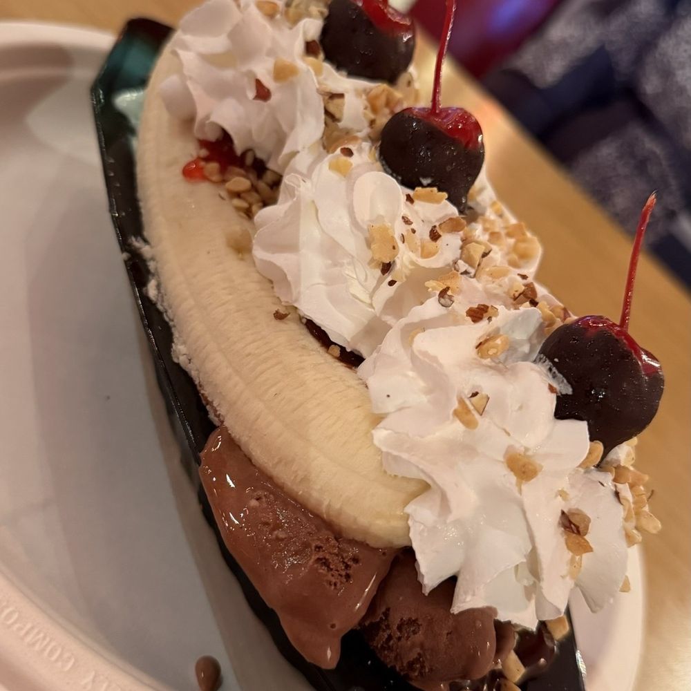 Lique Ice Cream Parlor - Custom ice cream sundae with three scoops of - Ice Cream & Frozen Yogurt Near Me - Indio, California