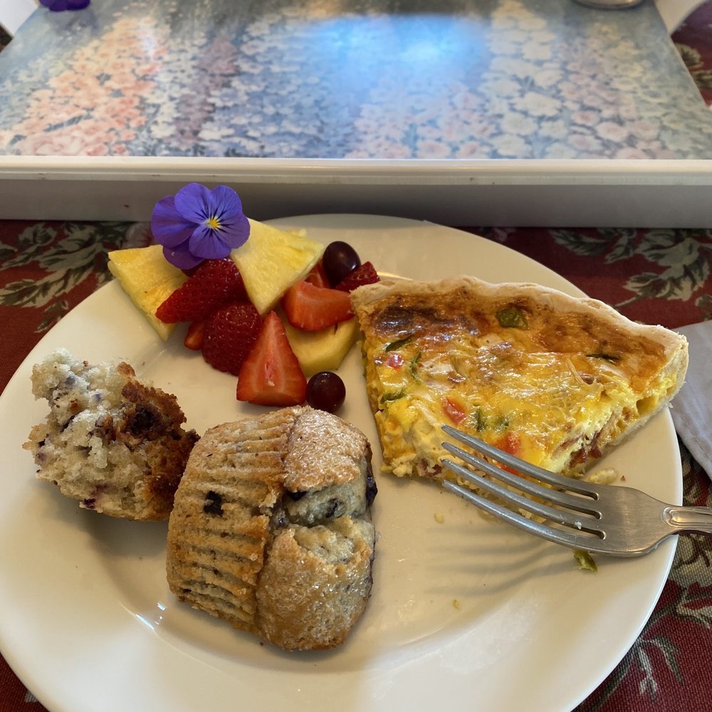 Bayside Inn B&B - DELICIOUS fresh fruit, muffins and quiche for breakfast! - Bed & Breakfast Near Me - Boothbay Harbor, Maine