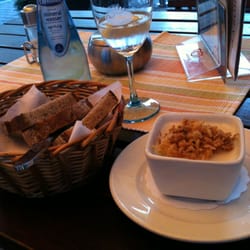 Steakhouse La Pampa - Restaurantbesuch am 04.09.12, Kleiner Gruß aus der Küche: Schmalz mit Röstzwiebeln und geröstetem Brot