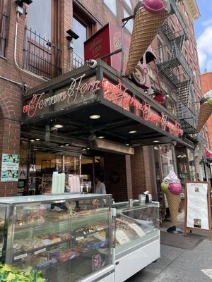 Ferrara Bakery & Cafe by null