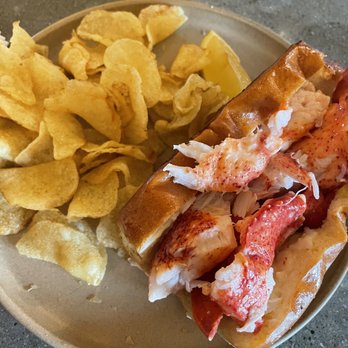 Freeport Oyster Bar - Lobster roll - Seafood Near Me - Freeport, Maine