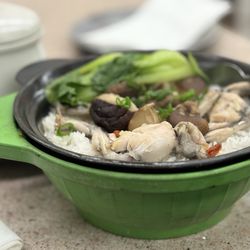 Lady 3 Kitchen - My meal: Frog legs and mushrooms with rice hotpot $18.25 北菇田雞腿煲仔飯