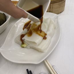 Steam rice roll with scallops