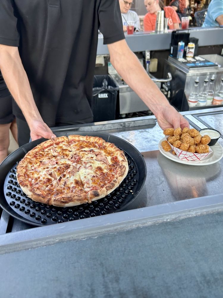 Social spots from Avenue Ale House & Pizza Loft