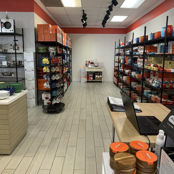 Le Creuset Outlet Store - Tableware Near Me - Wrentham, Massachusetts Le Creuset Outlet Store - Tableware Near Me - Wrentham, Massachusetts