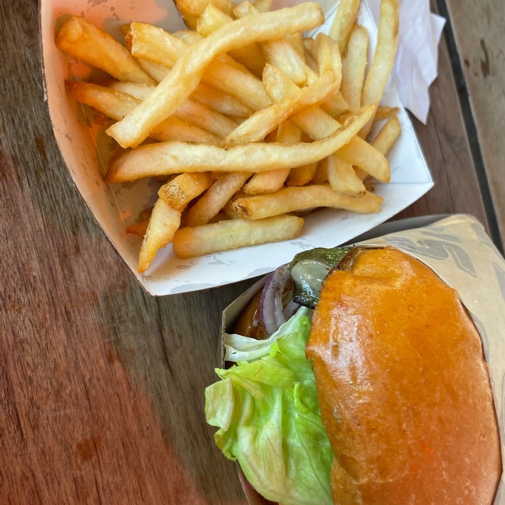 Gott's St. Helena - Green Chile Cheeseburger and fries - Burgers Near Me - Saint Helena, California Gott's St. Helena - Green Chile Cheeseburger and fries - Burgers Near Me - Saint Helena, California