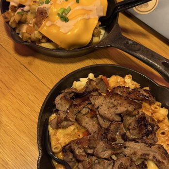 Left Coast Brewing - Mac Daddy with tri-tip and Loaded Fries - Barbeque Near Me - Irvine, California Left Coast Brewing - Mac Daddy with tri-tip and Loaded Fries - Barbeque Near Me - Irvine, California