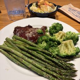 Sirloin steak with broccoli, asparagus, and house salad