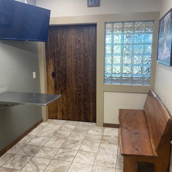 Taylor Veterinary Emergency - Examination room - Veterinarians Near Me - Turlock, California Taylor Veterinary Emergency - Examination room - Veterinarians Near Me - Turlock, California
