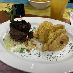 Churrasco con tostones Churrasco con tostones