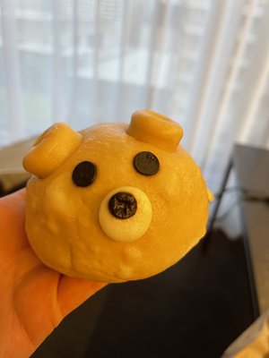 Bao Bao Dim Sum - a hand holding a yellow teddy bear - Montréal, QC
