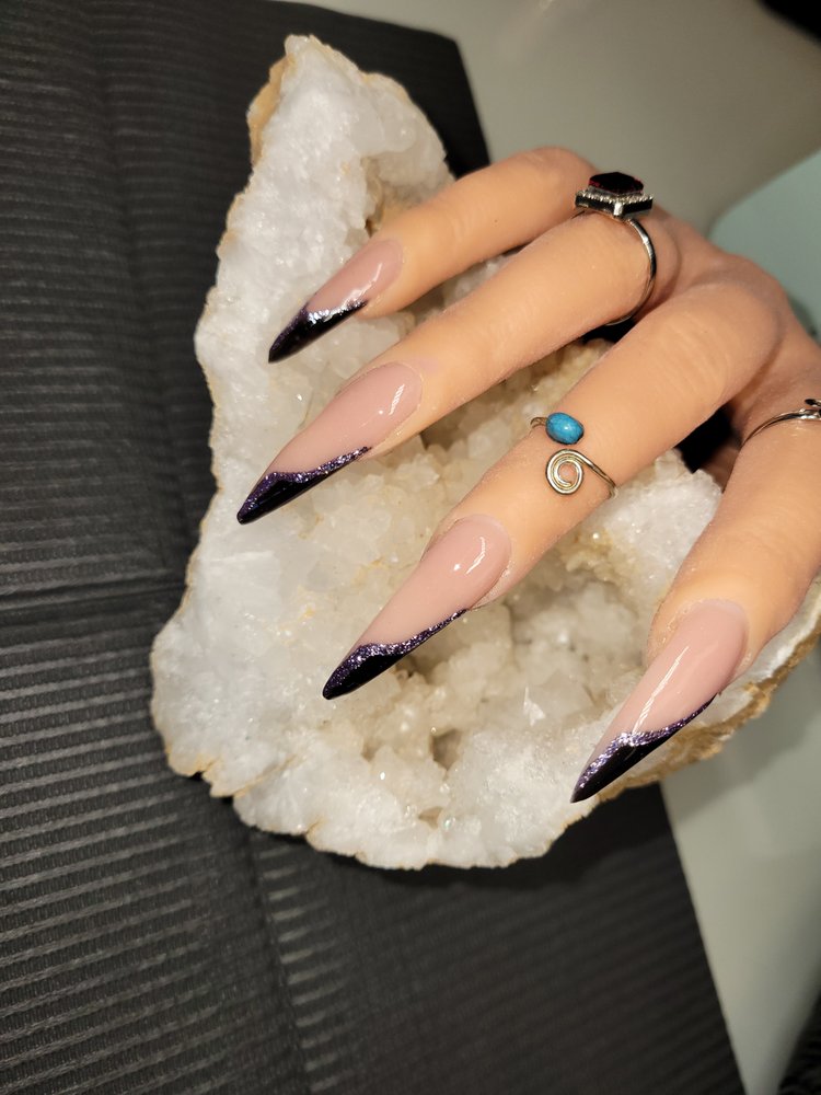 Amped Up Nails Logo