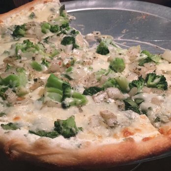 Zuccarelli - 14" White sauce pizza with broccoli, onions, and spinach - Pizza Near Me - Pompano Beach, Florida