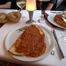 Restaurant Extra Classico - Pizza Calzone mit Bolognesesoße