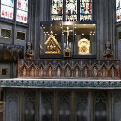 St. Ursula - Hochstehende Glasvitrine mit den Reliquienschreinen