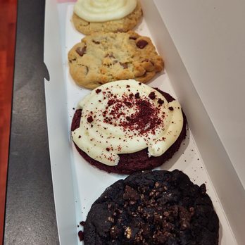 Crumbl - Roscoe Village - Bakeries Near Me - Chicago, Illinois