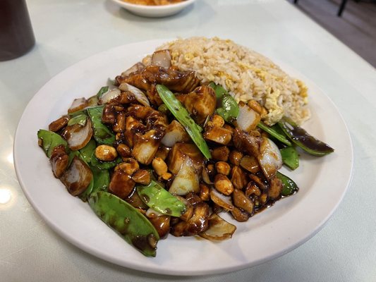 Photo of La China Restaurant - El Cajon, CA, US. Kung Pao Chicken lunch, add snow peas. Needs a little sweetness.