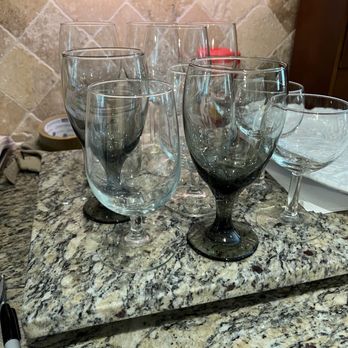 Tipp movers - These are glass dishes before being packed - Movers Near Me Tipp movers - These are glass dishes before being packed - Movers Near Me