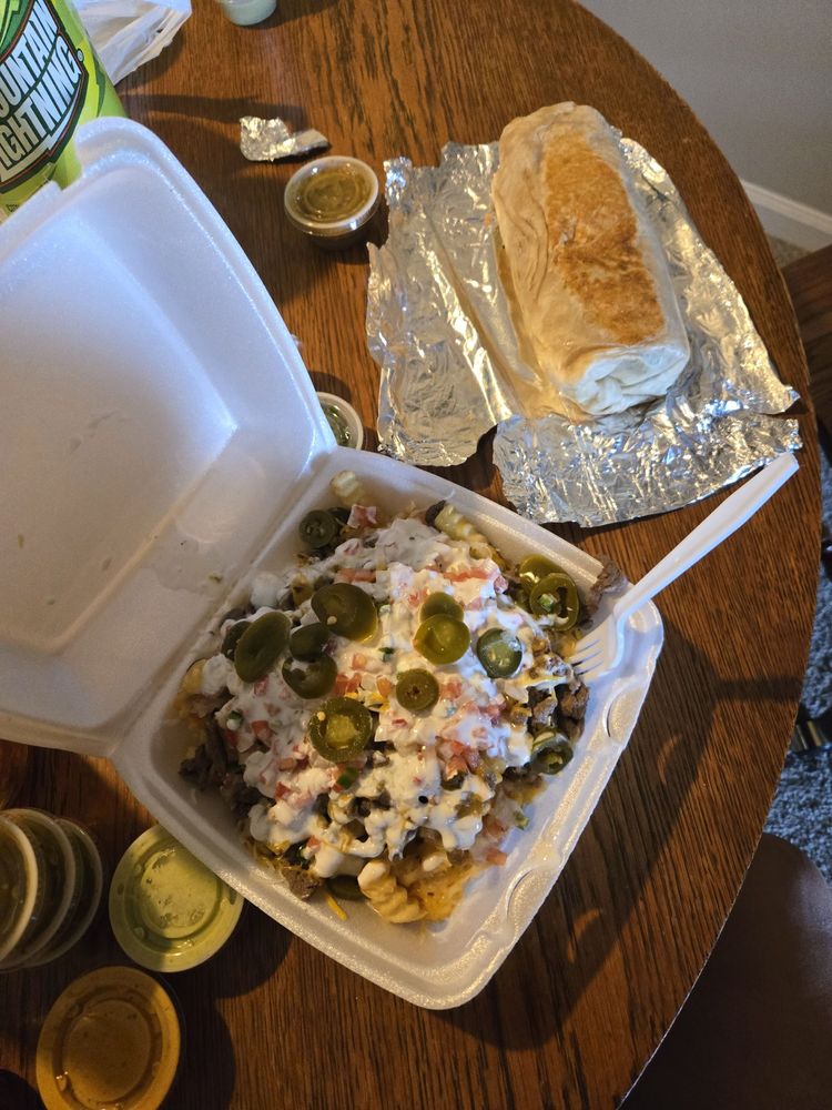 revolucion tacos Logo