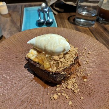 Allium - Cinnamon roll with gorgonzola ice cream - Mexican Near Me - Guadalajara, JAL