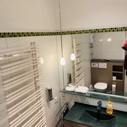Apart-Hotel Wiesbaden - Waschtisch und Spiegel (Zimmer 8)