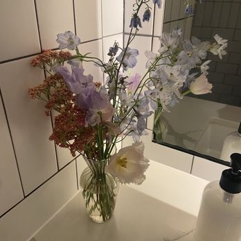 Odette's - Fresh flowers even in the ladies room...nice touch - Lounges Near Me - New Hope, Pennsylvania